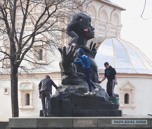 В Рязани жители помыли памятник Сергею Есенину