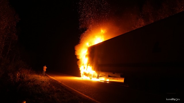 На трассе у Комсомольска эпично сгорела фура с фейерверками