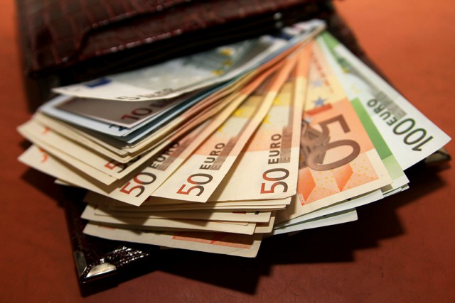 Житель Уфы нашёл кошелёк с 3000 евро и решил отдать его хозяину