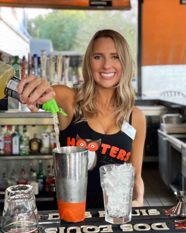 Сексуальные официантки Hooters