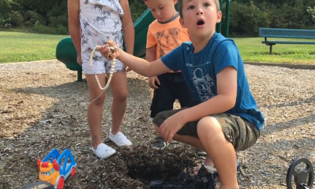 Дети нашли «настоящий» клад на детской площадке