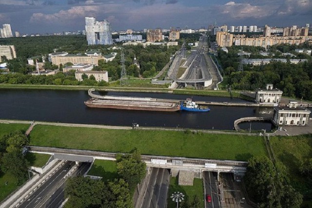 В канале имени Москвы возле Тушинского тоннеля прорвало дамбу