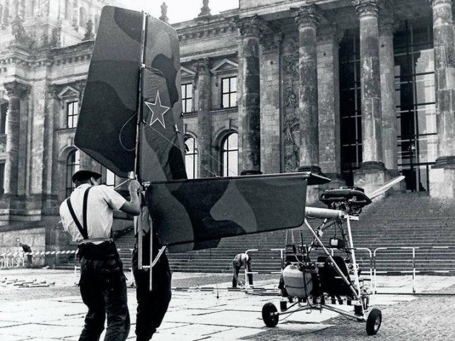 На воздушном шаре и БТР. Как люди бежали из «социалистического рая» ГДР на «загнивающий Запад»