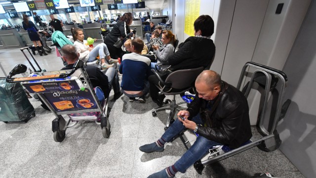 В московских аэропортах запретили сидеть на полу и слушать музыку без наушников