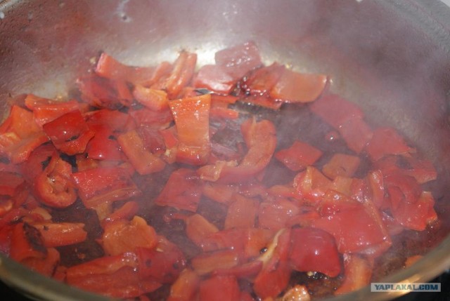 Мясо в соусе из болгарского перца и сливок с овощн