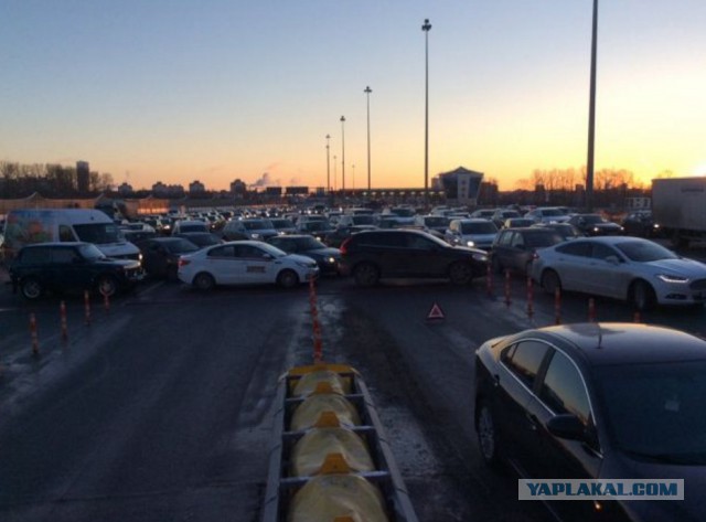 Протест дальнобойщиков в СПБ! Водители перекрыли машинами автомагистраль открытую Путиным.