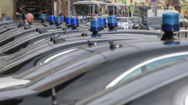 Депутат Госдумы заявил о праве российских чиновников на дорогие автомобили