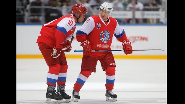 Путин разгромил бизнесменов на льду - забросил шесть шайб в матче Ночной хоккейной лиги