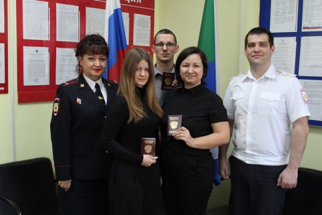 Семья из Латвии получила паспорта в Хабаровске
