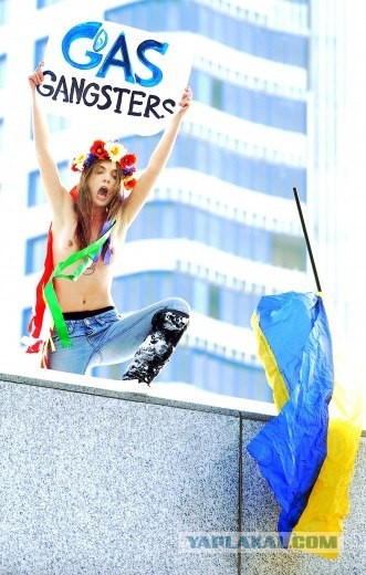 Акция женского движения FEMEN "Точка G" (18+)