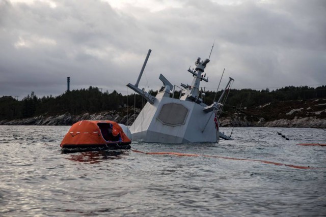 Норвежский фрегат столкнулся с танкером