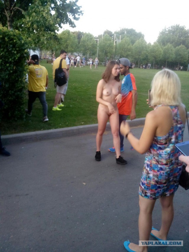 Обнаженные девушки устроили порно-фотосессию в Парке Горького в Москве на глазах у подростков