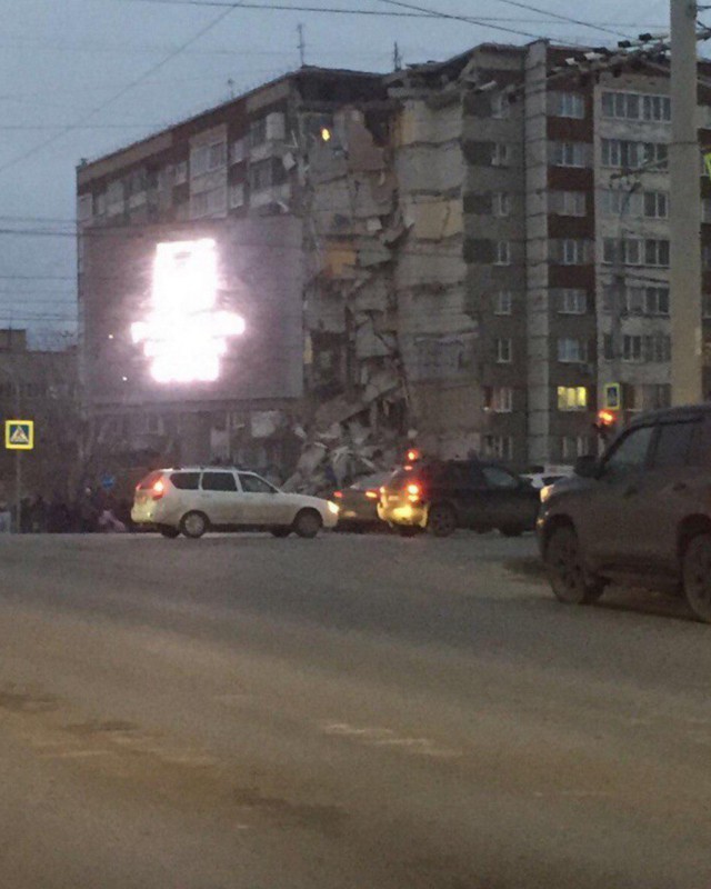 Трагедия в Ижевске - обрушился подъезд 9-этажного дома