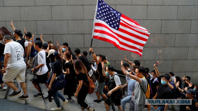 Протестующие в Гонконге у здания генконсульства США