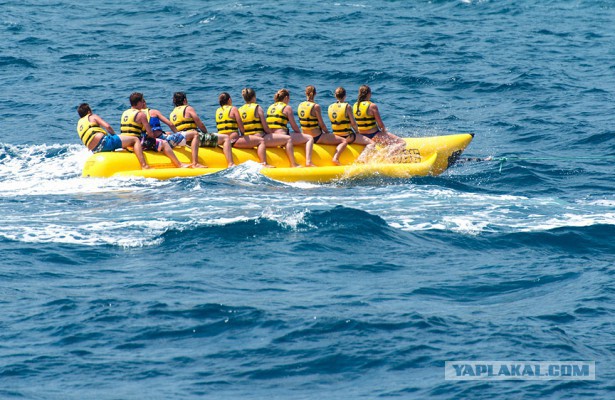 Бросил туристов на "банане" в море