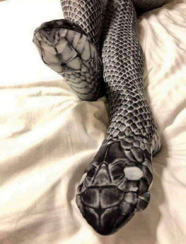 Жительница Туниса нарядилась в чулки в виде змей и легла на кровать ждать мужа.