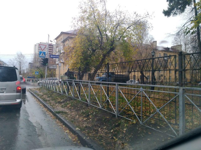 В Новосибирске местные рабочие  установили забор, который отгораживает другой забор