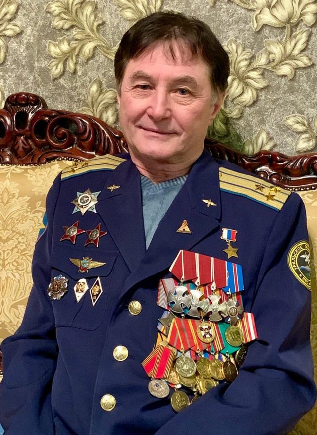 Владимир Путин присвоил звание Героя России офицеру-афганцу, в 1987 году захватившему "Стингер"
