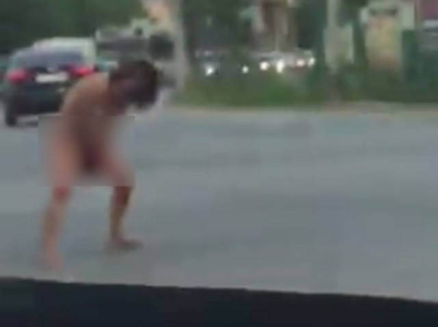 В Югре голая женщина в центре города распилила себе промежность ножовкой