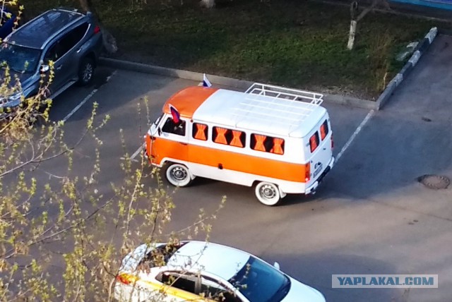 Омский бизнесмен собрал оранжевый пикап из ЗИЛа
