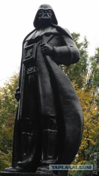В Одессе памятник Ленину превратился в Вейдера