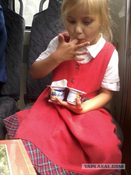 Девочка с йогуртом