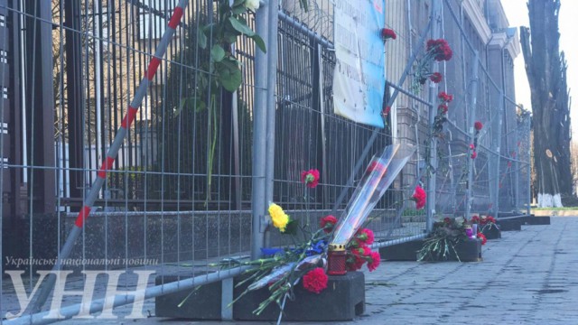 Вопреки всему: киевляне несут цветы к российскому посольству