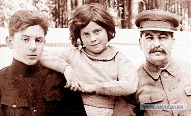 Какую республику СССР Сталин увеличил в три раза за счет территории России