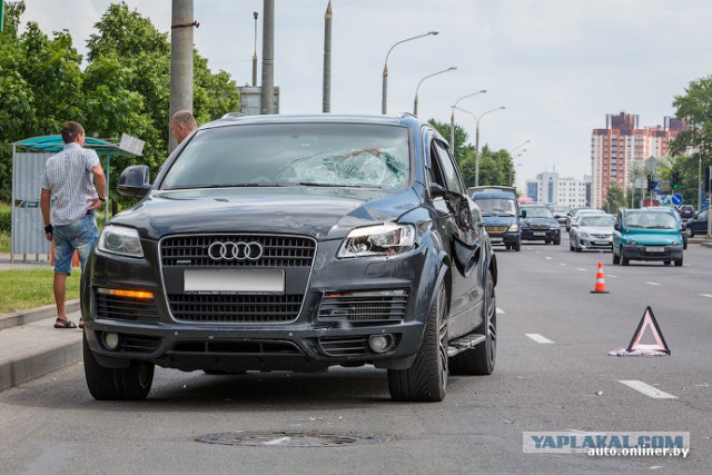 В Минске Audi Q7 сбил велосипедистку.