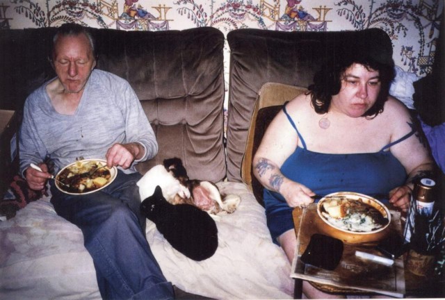 Британский фотограф несколько лет фиксировал алкогольно-бытовое разложение собственной семьи и это признали шедевром