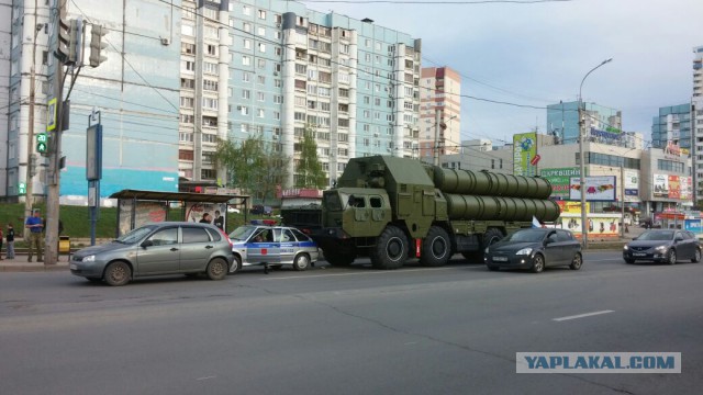 Ехали на парад, сильно торопились - и догнали