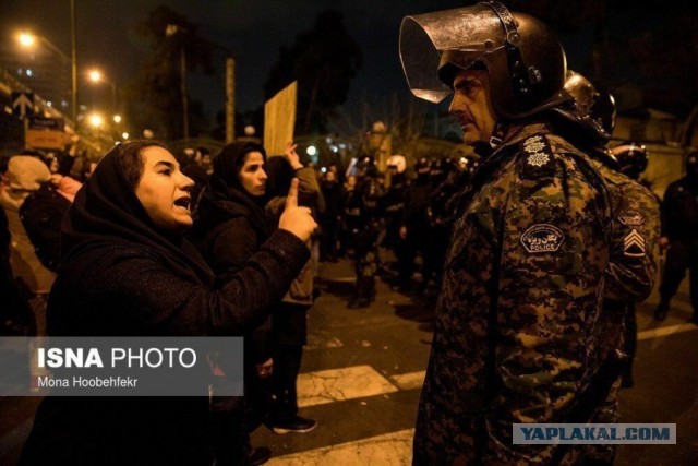 AP: в Тегеране полиция открыла огонь по демонстрантам