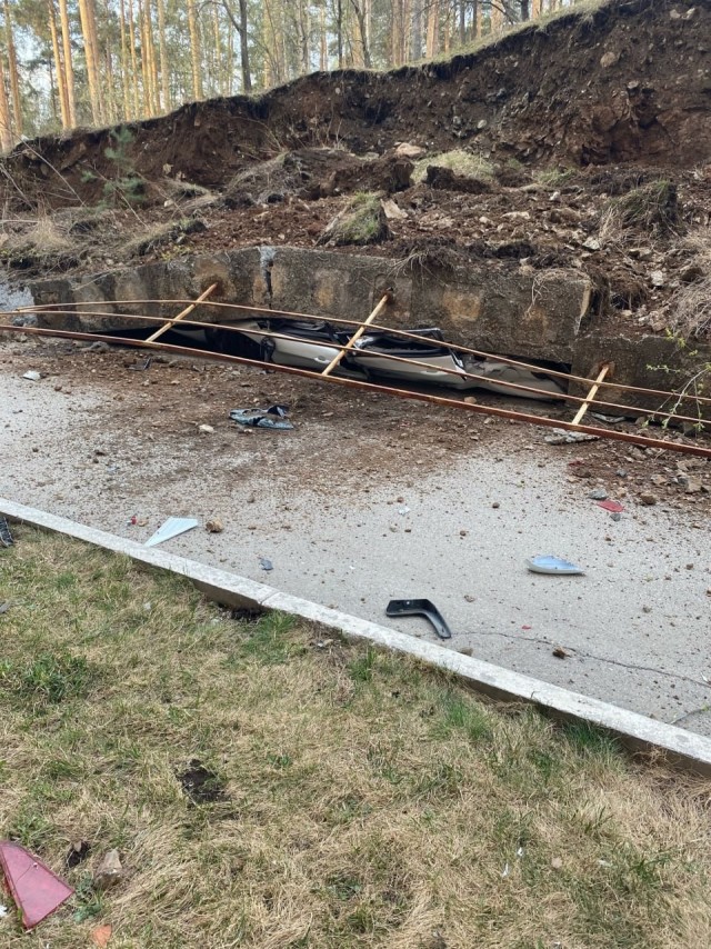 Бетонная стена рухнула на припаркованный "солярис" под Екатеринбургом