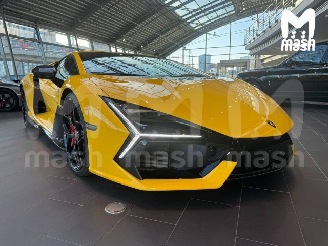 Одну из самых дорогих автоновинок года — суперкар Lamborghini Revuelto уникального жёлтого цвета — привезли в Россию
