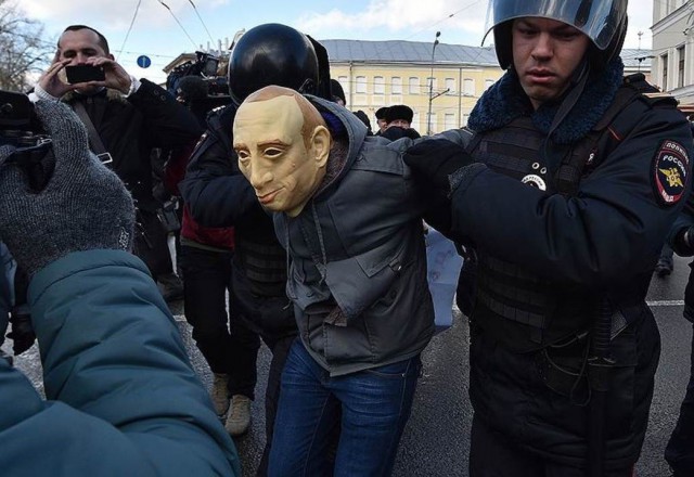Оштрафовали на 300 тысяч рублей за маску Путина