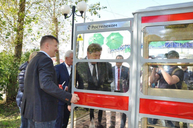 В Новодвинске перед выборами единороссы открыли... телефонную будку