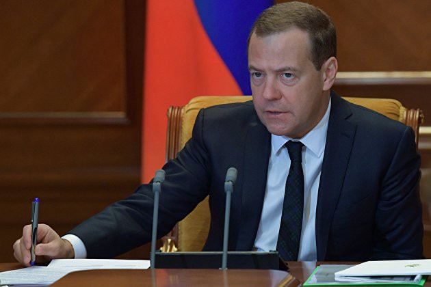 Медведев дал два дня на консультации с нефтяниками по заморозке цен на бензин
