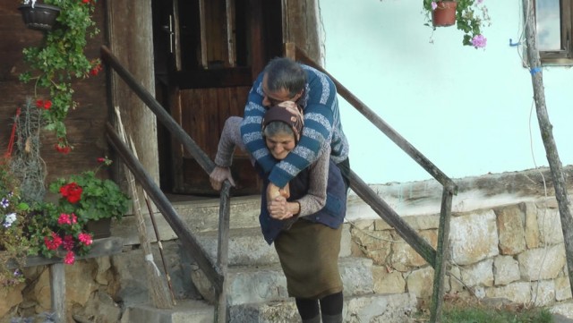 77-летняя мать 59 лет носит сына на руках