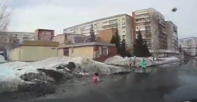 Школьница провалилась в самую глубокую лужу в Томской области