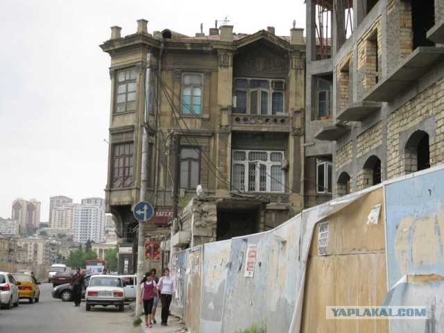 В Баку передвинули старинный дом