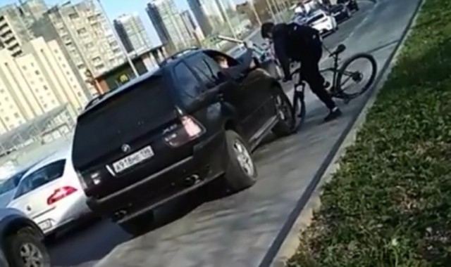 В Екатеринбурге парни на BMW, объезжая пробку по тротуару, избили битой велосипедиста и помяли ему колесо