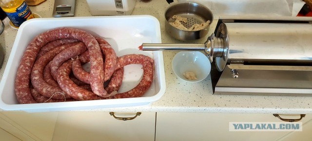 Набивка колбас вручную и правильная заморозка