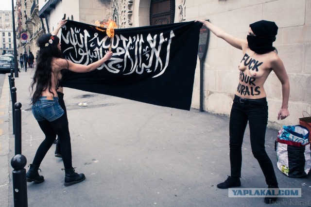 FEMENистки сожгли флаг салафитов