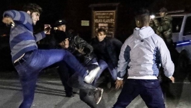 Более 20 000 вооруженных мигрантов пытаются прорваться в Европу через боснийскую границу