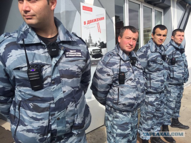 «Офицеры России» перекрыли вход и никого не пускают на выставку Джока Стерджеса