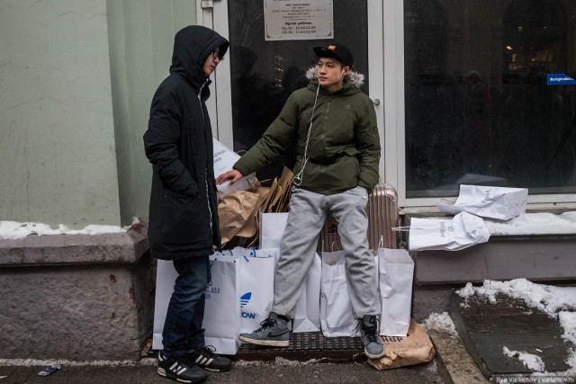 В Москве кризис! Люди стоят неделю на морозе, чтобы купить кроссовки за 17 000 р.!