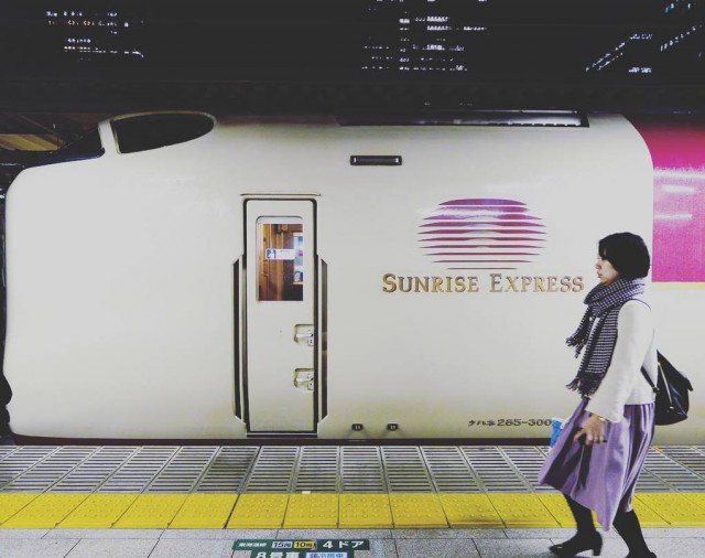В 2019 году по Японии всё ещё колесит уникальный «спальный поезд» из 70-х. Вот как он выглядит