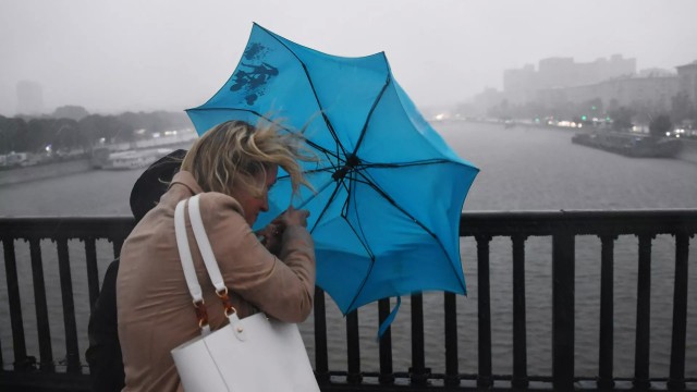 Девятибалльный шторм атакует Центральную Россию и Москву в пятницу