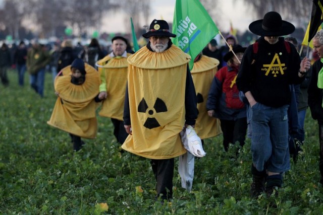 Люди на рельсах против "ядерного" поезда