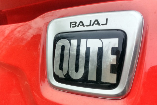 Обзор Bajaj Qute — танцор на штампованных дисках. Сколько доплатить за печку и дверной замок?